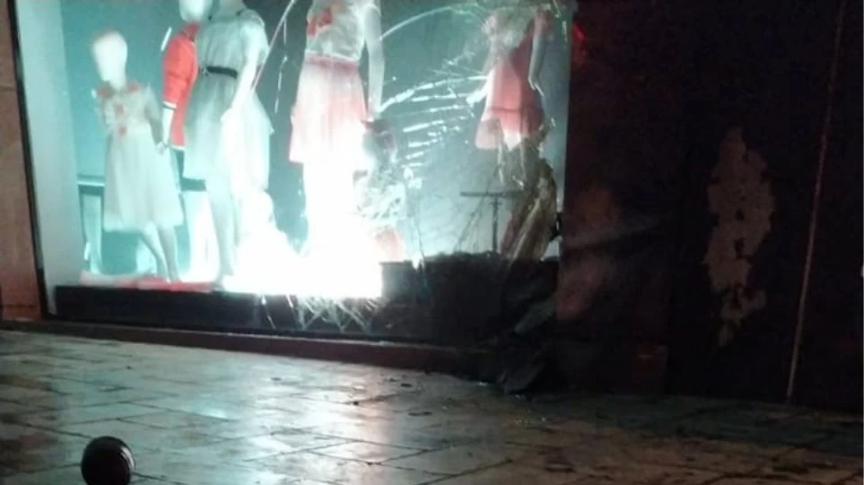 Επίθεση με εμπρηστικούς μηχανισμούς στις επιχειρήσεις της συζύγου του Νίκου Χαρδαλιά